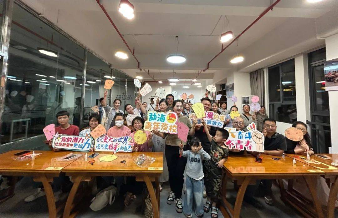 青年夜校 | “扇”遇非遗：传统工艺与青春创意的双向奔赴:工艺扇