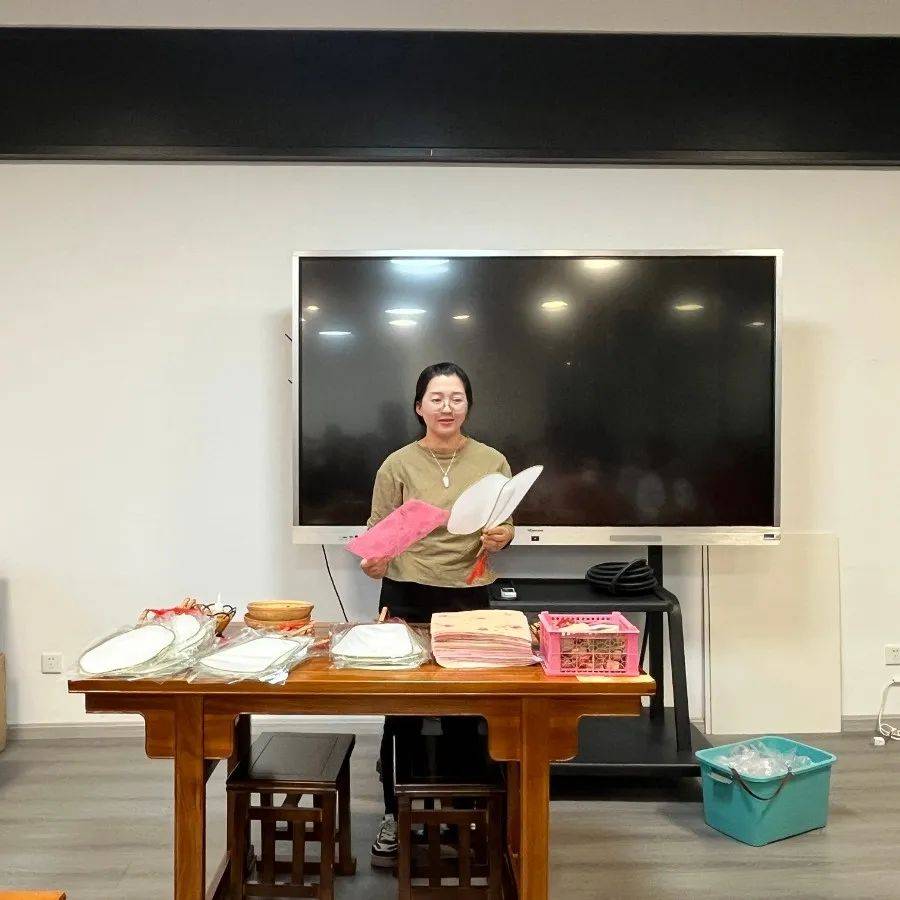 青年夜校 | “扇”遇非遗：传统工艺与青春创意的双向奔赴:工艺扇