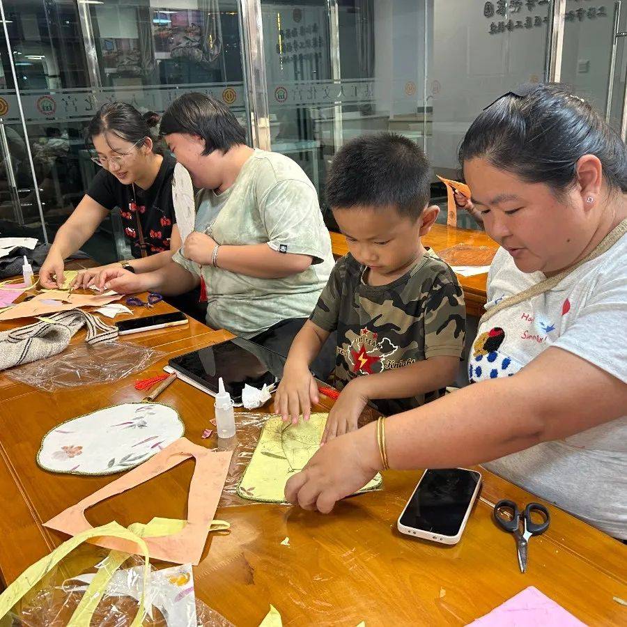 青年夜校 | “扇”遇非遗：传统工艺与青春创意的双向奔赴:工艺扇