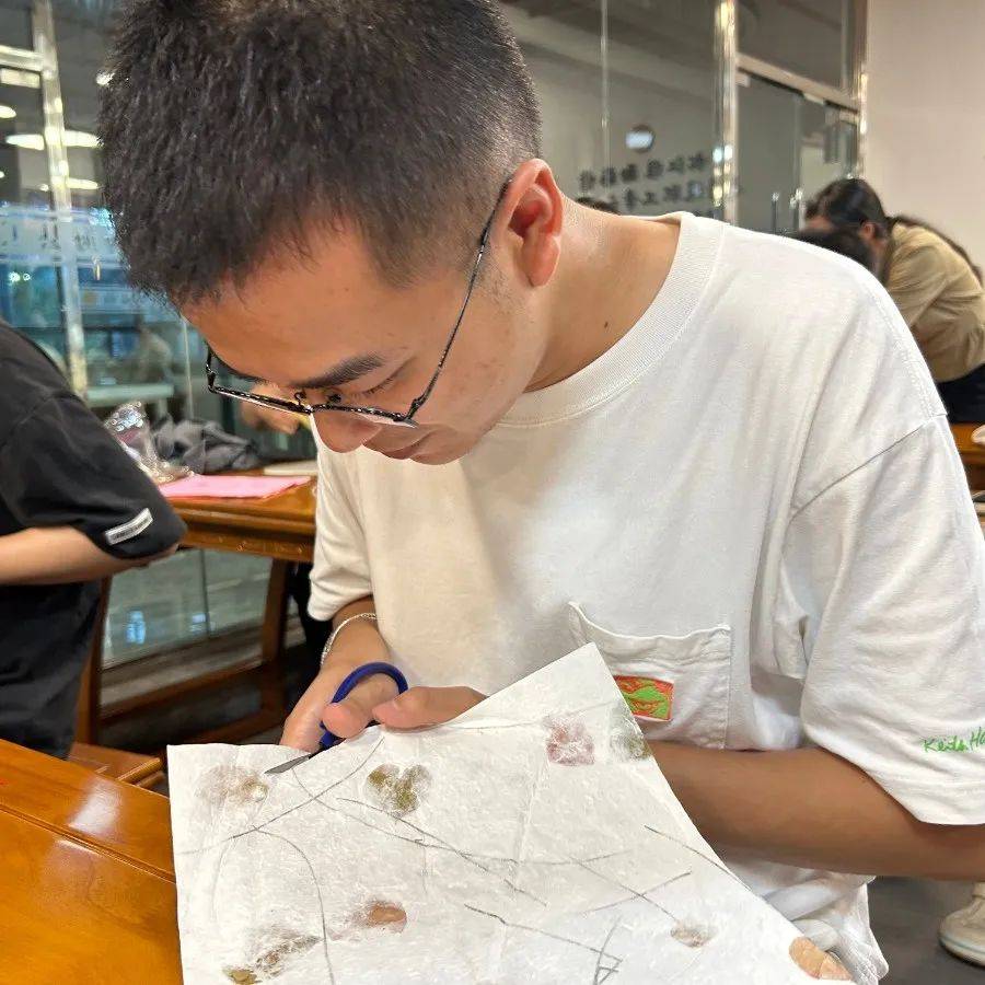 青年夜校 | “扇”遇非遗：传统工艺与青春创意的双向奔赴:工艺扇