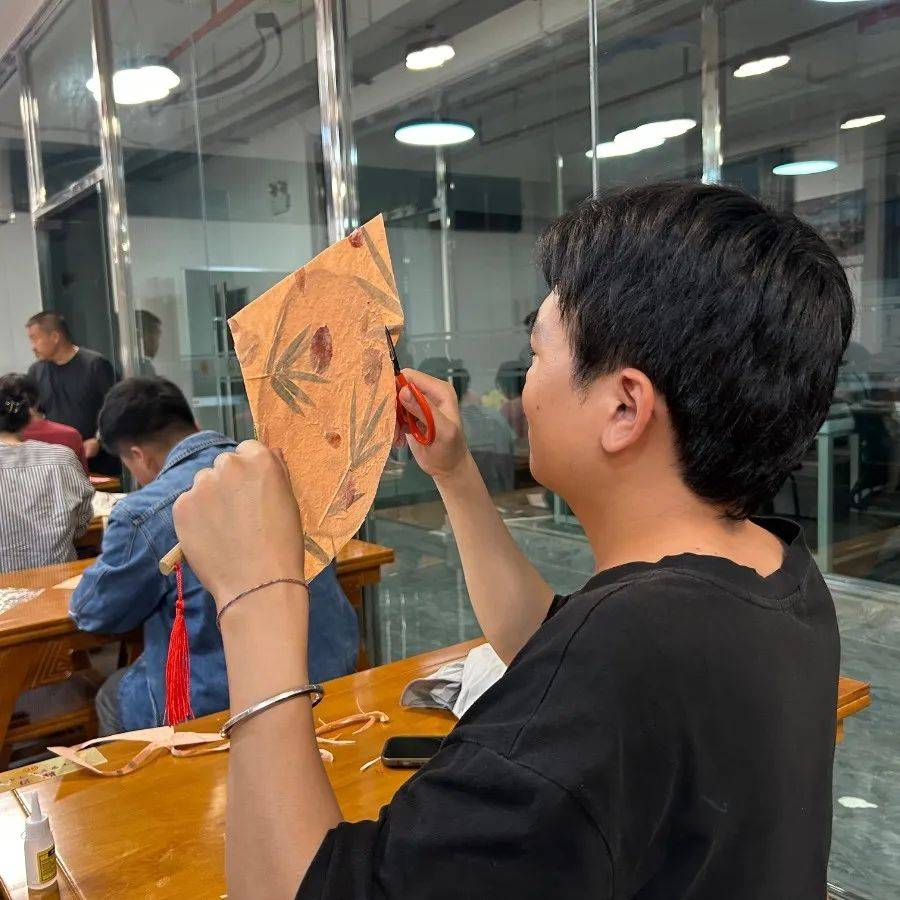 青年夜校 | “扇”遇非遗：传统工艺与青春创意的双向奔赴:工艺扇