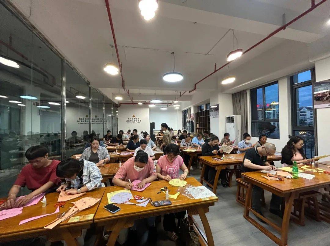 青年夜校 | “扇”遇非遗：传统工艺与青春创意的双向奔赴:工艺扇