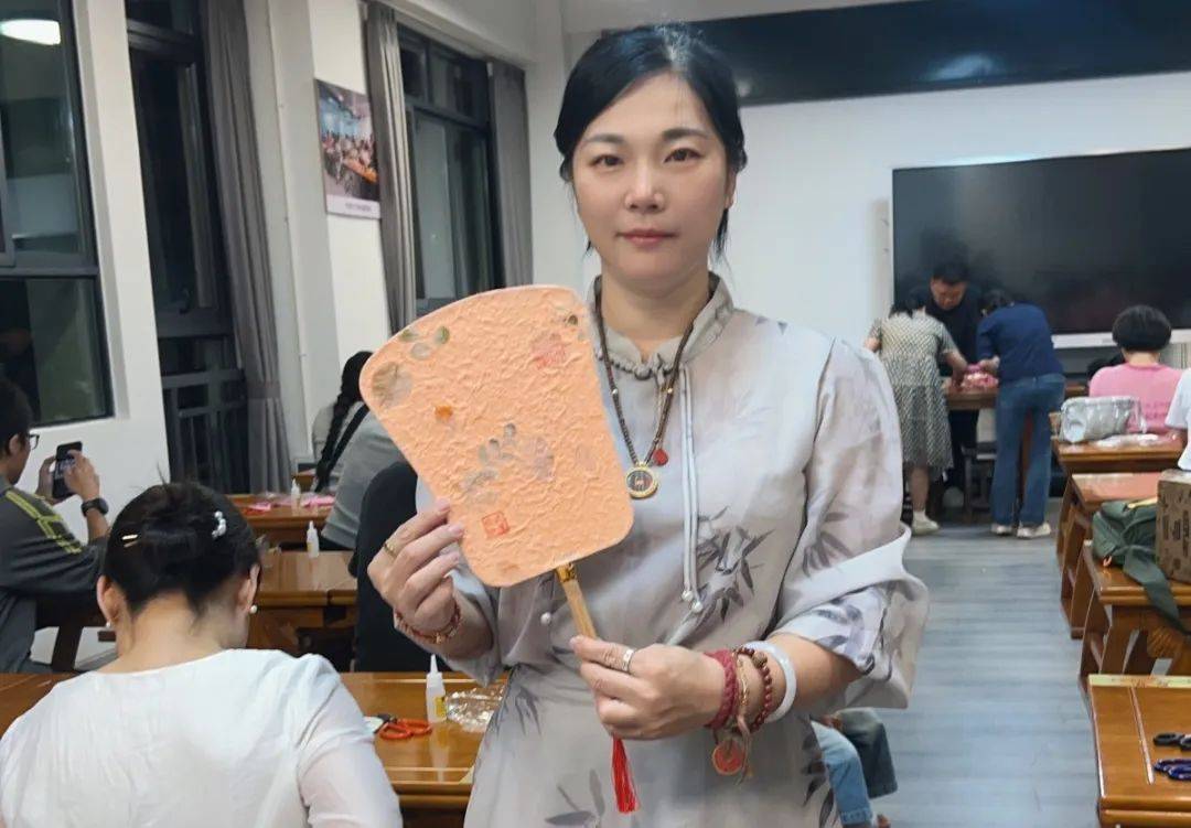 青年夜校 | “扇”遇非遗：传统工艺与青春创意的双向奔赴:工艺扇