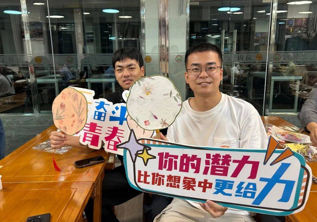 青年夜校 | “扇”遇非遗：传统工艺与青春创意的双向奔赴:工艺扇