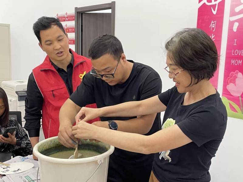 当非遗漆扇遇上母亲节：社区居民把“爱”画进千年工艺里:工艺扇