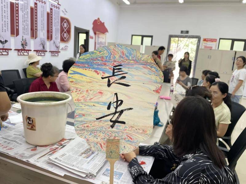 当非遗漆扇遇上母亲节：社区居民把“爱”画进千年工艺里:工艺扇