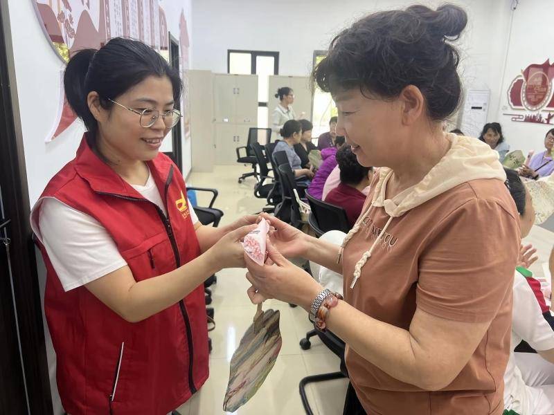 当非遗漆扇遇上母亲节：社区居民把“爱”画进千年工艺里:工艺扇