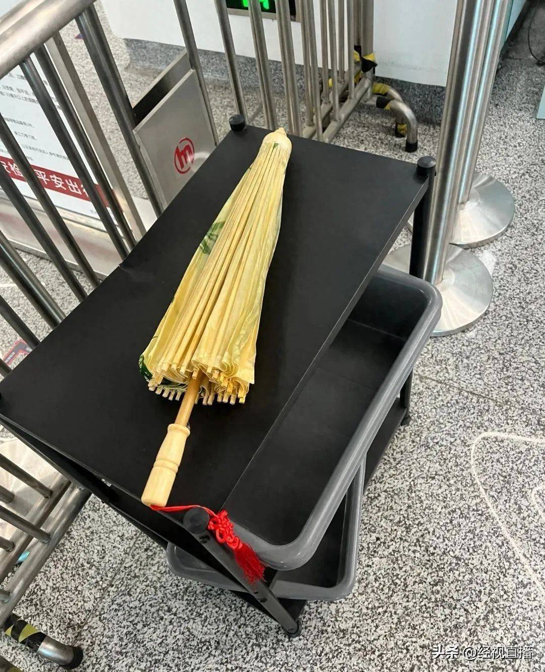 女子带油纸伞坐地铁未通过安检<strong></p>
<p>油纸伞</strong>！地铁回应原因:油纸伞