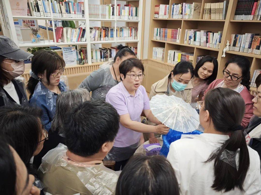 油纸伞下的“她”时光<strong></p>
<p>油纸伞</strong>，“她”们用非遗点亮母亲节:油纸伞