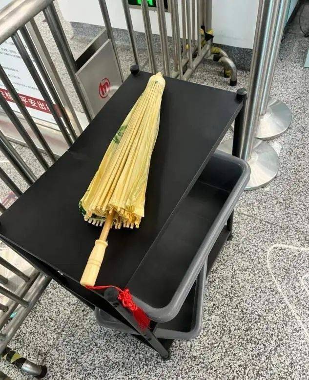 地铁禁带油纸伞引热议<strong></p>
<p>油纸伞</strong>！乘飞机能否携带？答案来了:油纸伞
