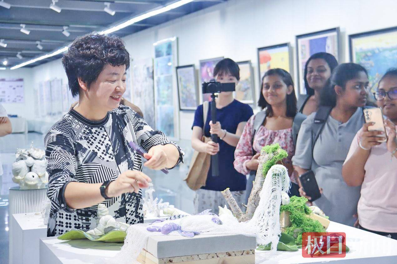 斯里兰卡研学学生体验中国非遗<strong></p>
<p>油纸伞</strong>，千年油纸伞，是读懂中国人审美的钥匙:油纸伞