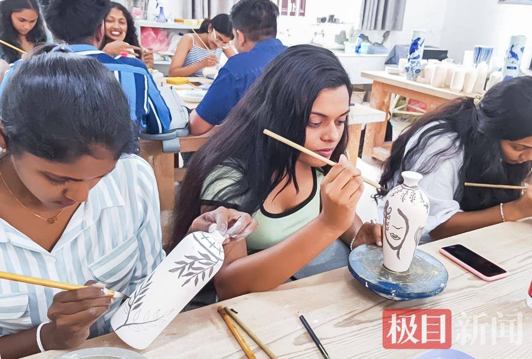 斯里兰卡研学学生体验中国非遗<strong></p>
<p>油纸伞</strong>，千年油纸伞，是读懂中国人审美的钥匙:油纸伞