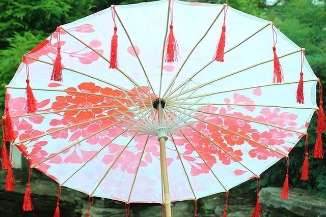 古代“油纸伞”是如何制作的？雨伞的工作原理<strong></p>
<p>油纸伞</strong>，竟然千年未变！:油纸伞