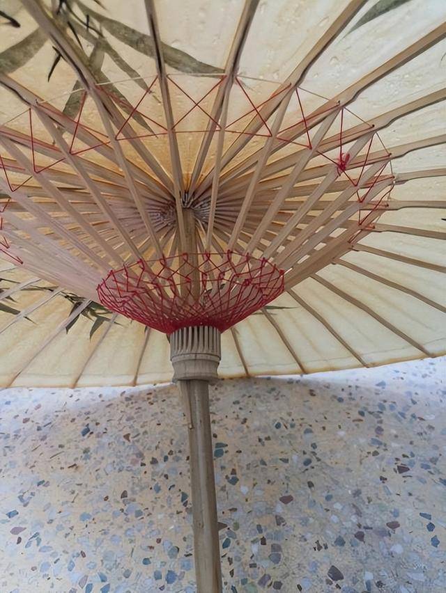 古代“油纸伞”是如何制作的？雨伞的工作原理<strong></p>
<p>油纸伞</strong>，竟然千年未变！:油纸伞
