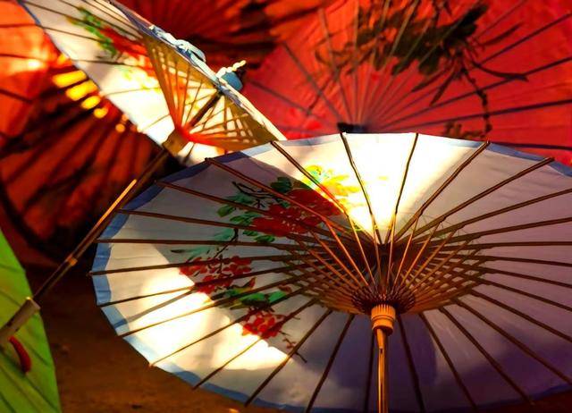 古代“油纸伞”是如何制作的？雨伞的工作原理<strong></p>
<p>油纸伞</strong>，竟然千年未变！:油纸伞