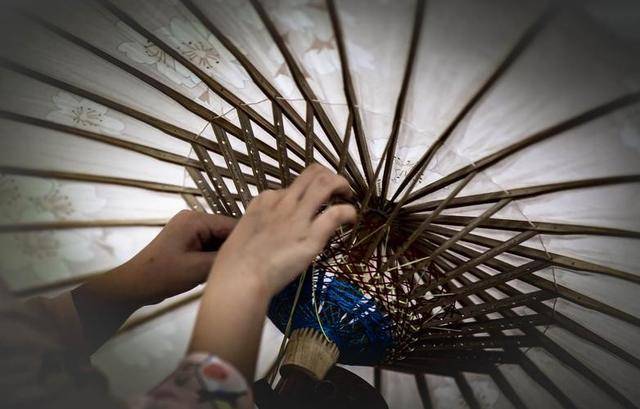 古代“油纸伞”是如何制作的？雨伞的工作原理<strong></p>
<p>油纸伞</strong>，竟然千年未变！:油纸伞