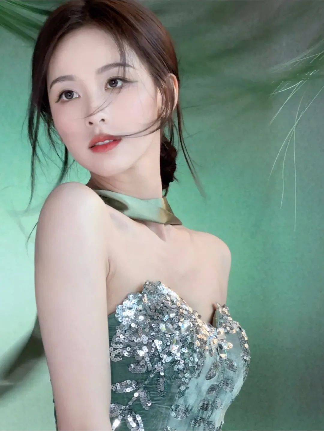 31岁陈都灵现身杭州<strong></p>
<p>油纸伞</strong>，身穿绿裙手撑油纸伞，网友：心动了:油纸伞