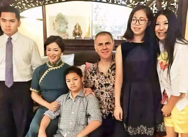 57岁金星现身巴黎<strong></p>
<p>油纸伞</strong>，拿油纸伞气质好优雅，脚丫变形，腿也粗细不一:油纸伞