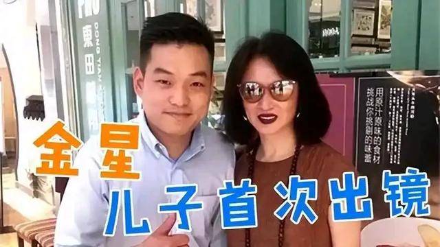 57岁金星现身巴黎<strong></p>
<p>油纸伞</strong>，拿油纸伞气质好优雅，脚丫变形，腿也粗细不一:油纸伞