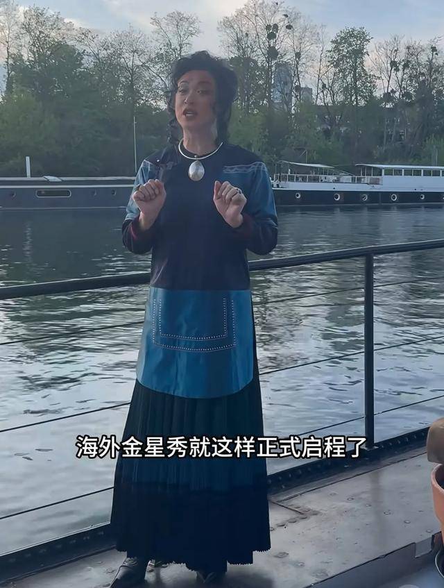 57岁金星现身巴黎<strong></p>
<p>油纸伞</strong>，拿油纸伞气质好优雅，脚丫变形，腿也粗细不一:油纸伞