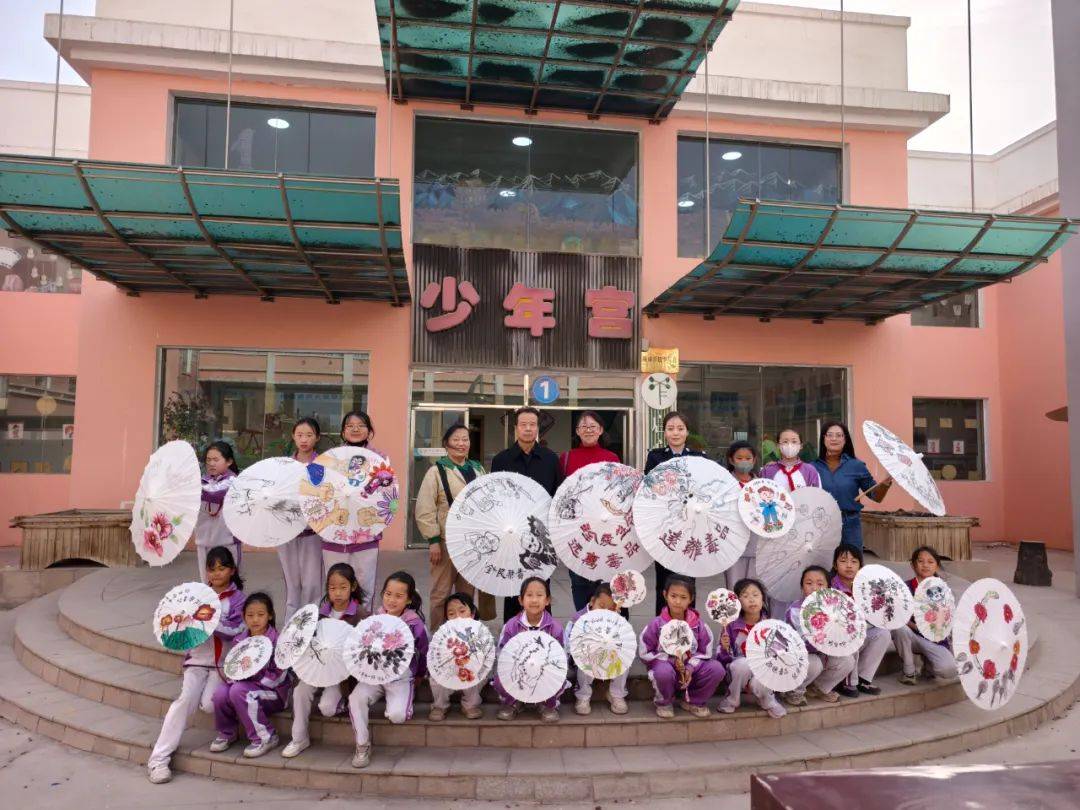 嘉峪关市禁毒办携手胡杨绘画艺术研究会走进实验小学开展非遗油纸伞画禁毒宣传活动:油纸伞