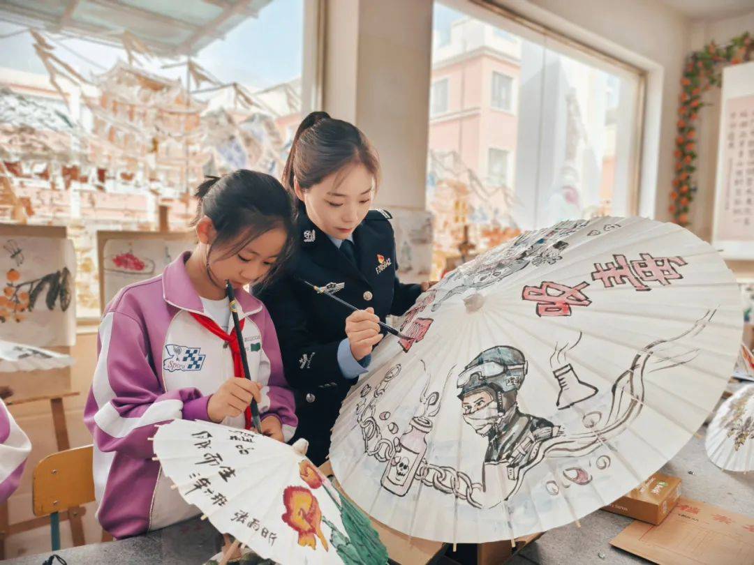 嘉峪关市禁毒办携手胡杨绘画艺术研究会走进实验小学开展非遗油纸伞画禁毒宣传活动:油纸伞
