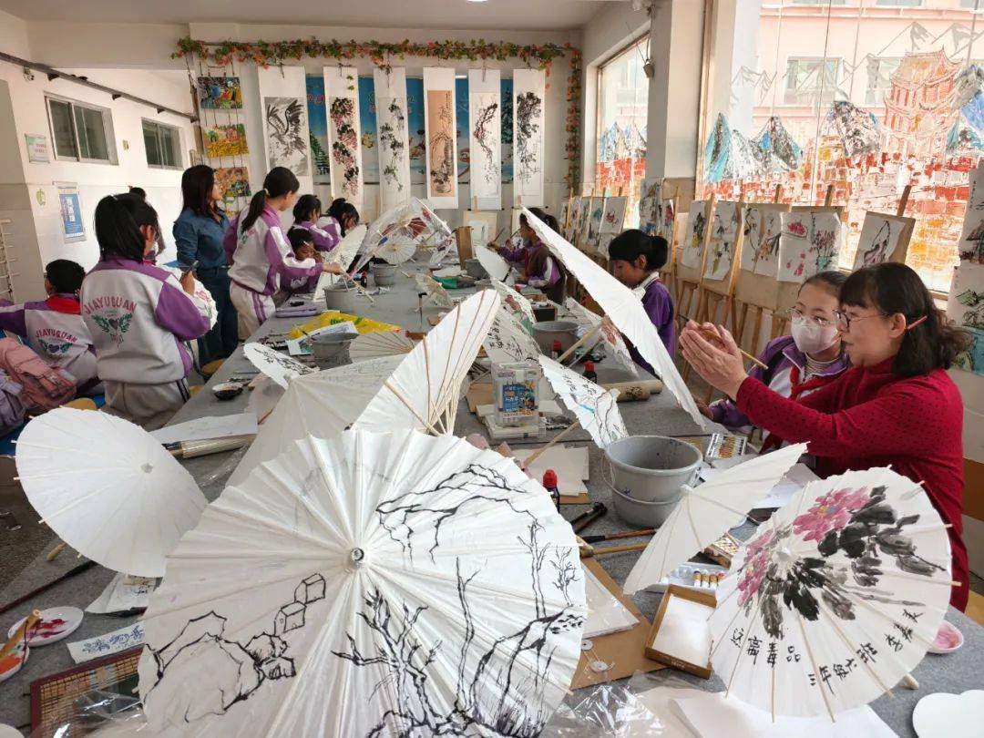 嘉峪关市禁毒办携手胡杨绘画艺术研究会走进实验小学开展非遗油纸伞画禁毒宣传活动:油纸伞
