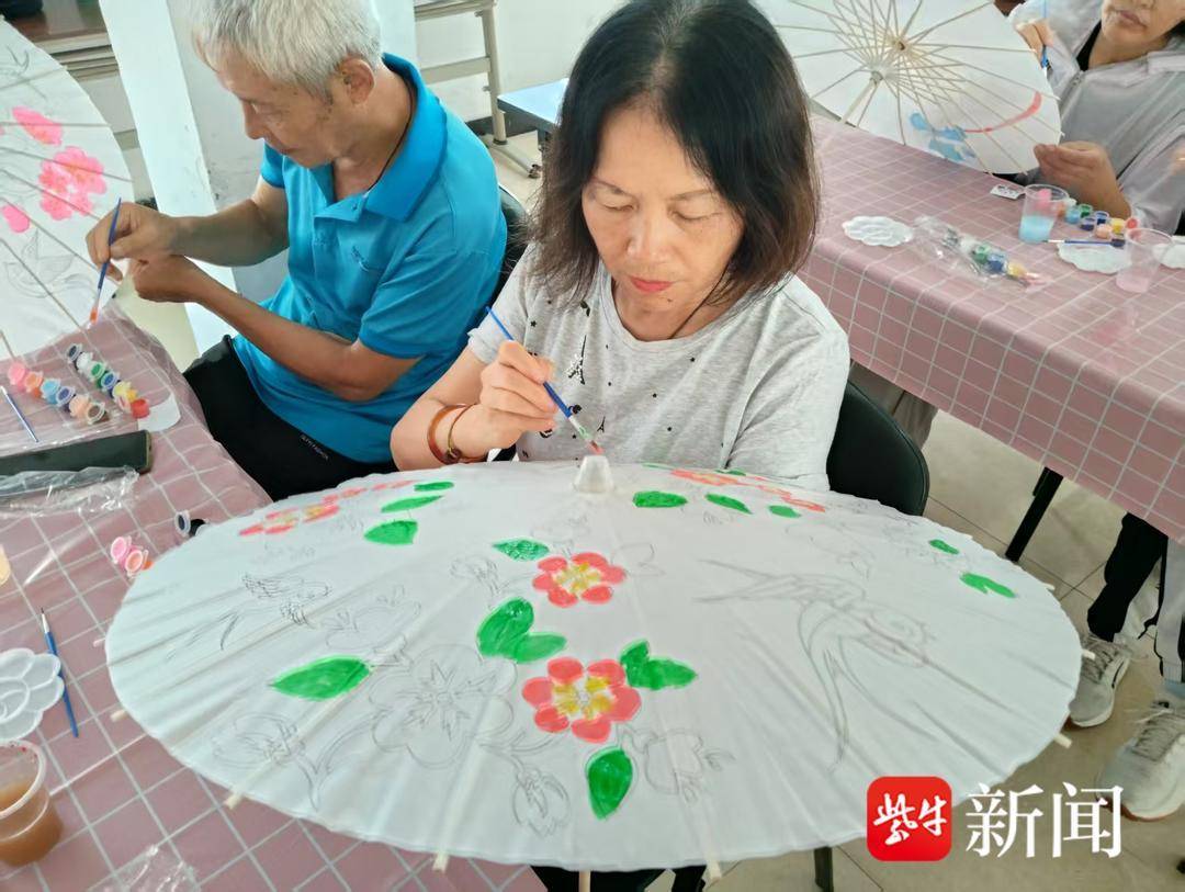 老少同“绘”邻里情！社区开展油纸伞主题制作活动:油纸伞
