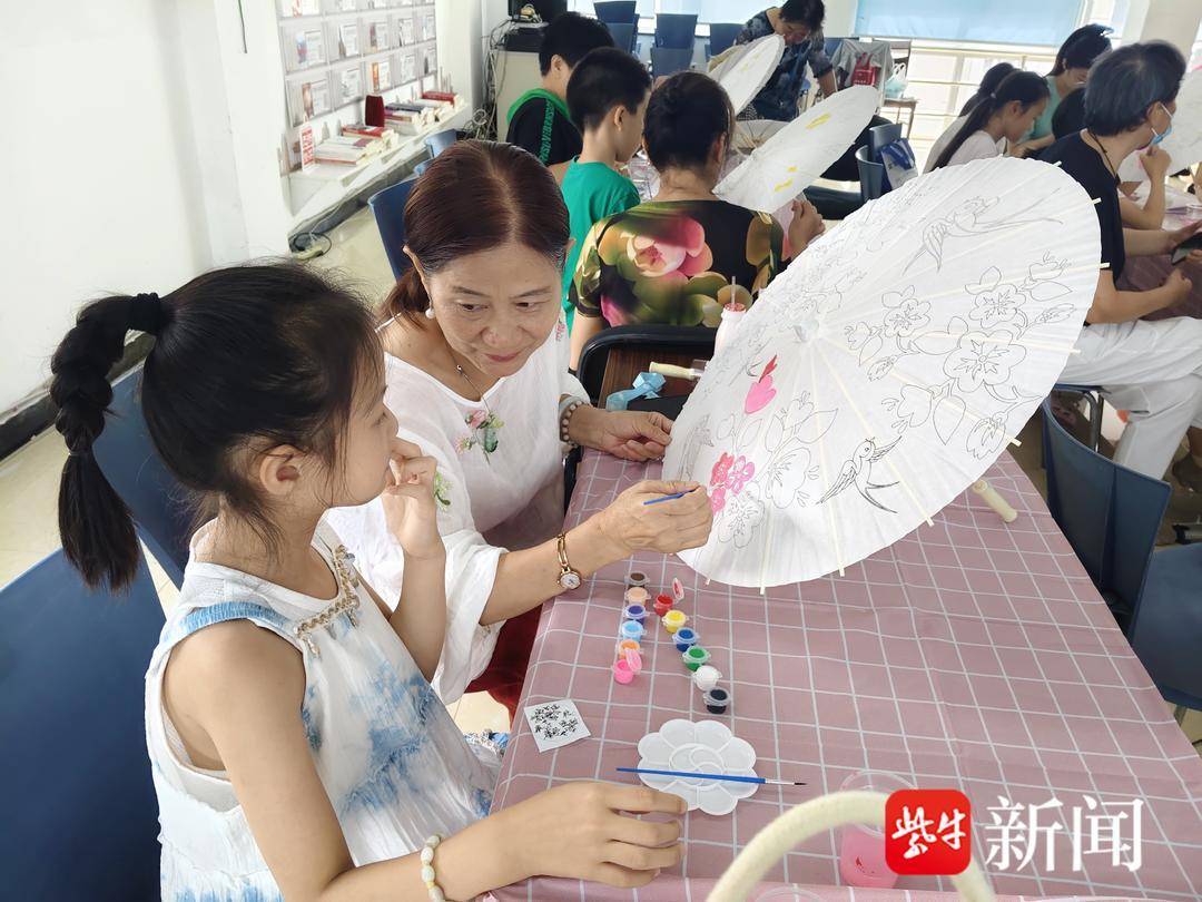 老少同“绘”邻里情<strong></p>
<p>油纸伞</strong>！社区开展油纸伞主题制作活动:油纸伞