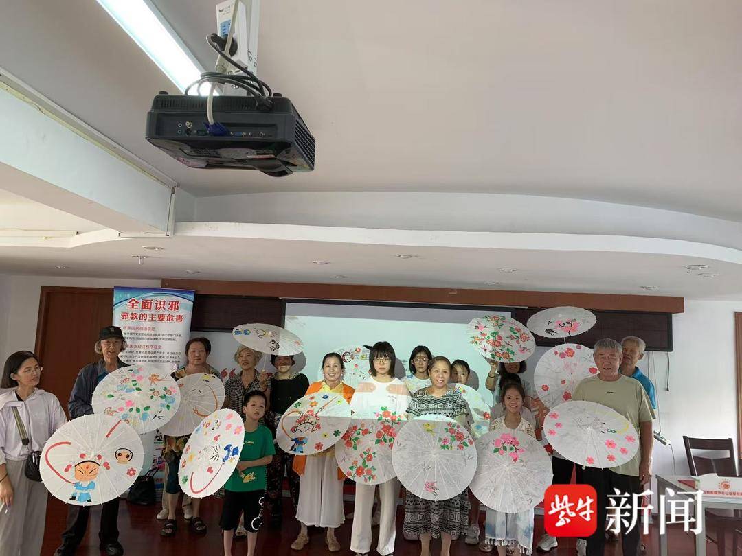 老少同“绘”邻里情<strong></p>
<p>油纸伞</strong>！社区开展油纸伞主题制作活动:油纸伞