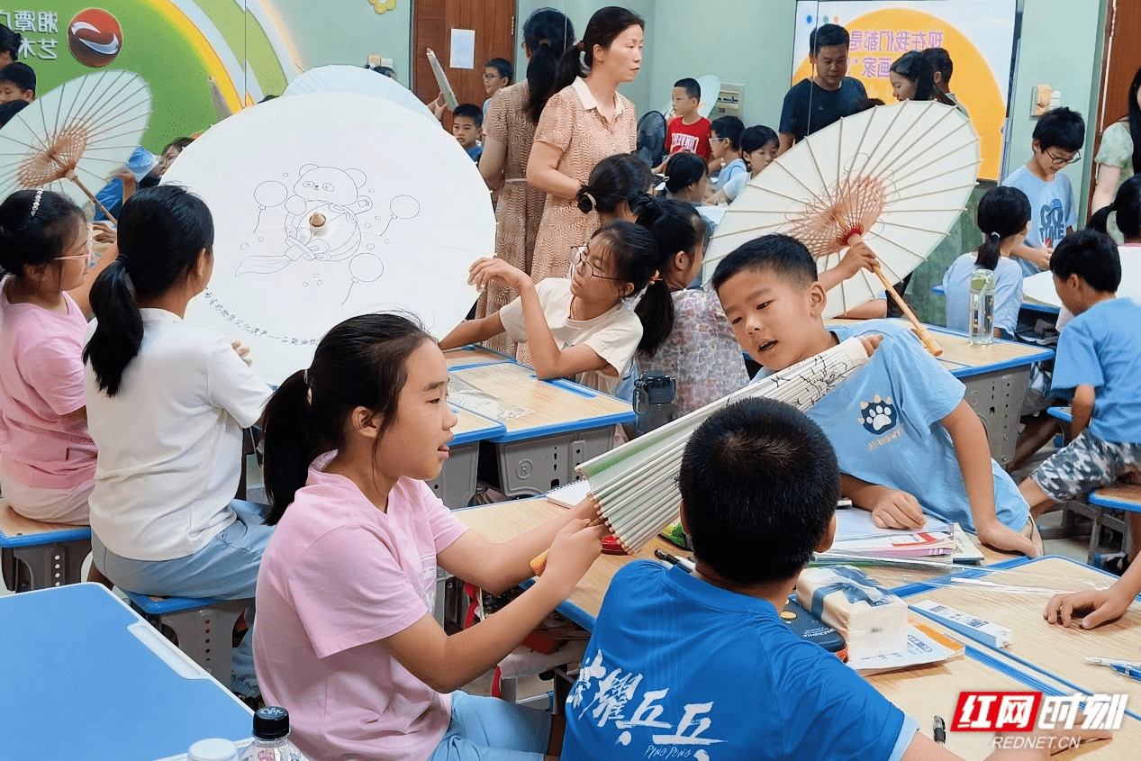 组图丨手绘石鼓油纸伞 湘潭这个暑期托管很有“趣”:油纸伞
