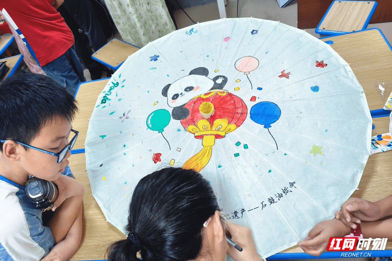 组图丨手绘石鼓油纸伞 湘潭这个暑期托管很有“趣”:油纸伞