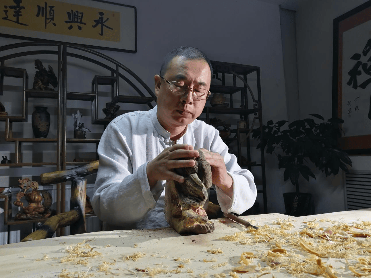 伊春市木制工艺品协会：党建引领促发展 匠心传承谱新篇:工艺品